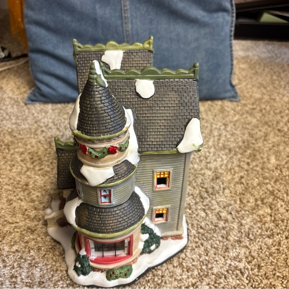 Santa’s Workbench Valleyview Manor light up Christmas village house - Picture 3 of 8